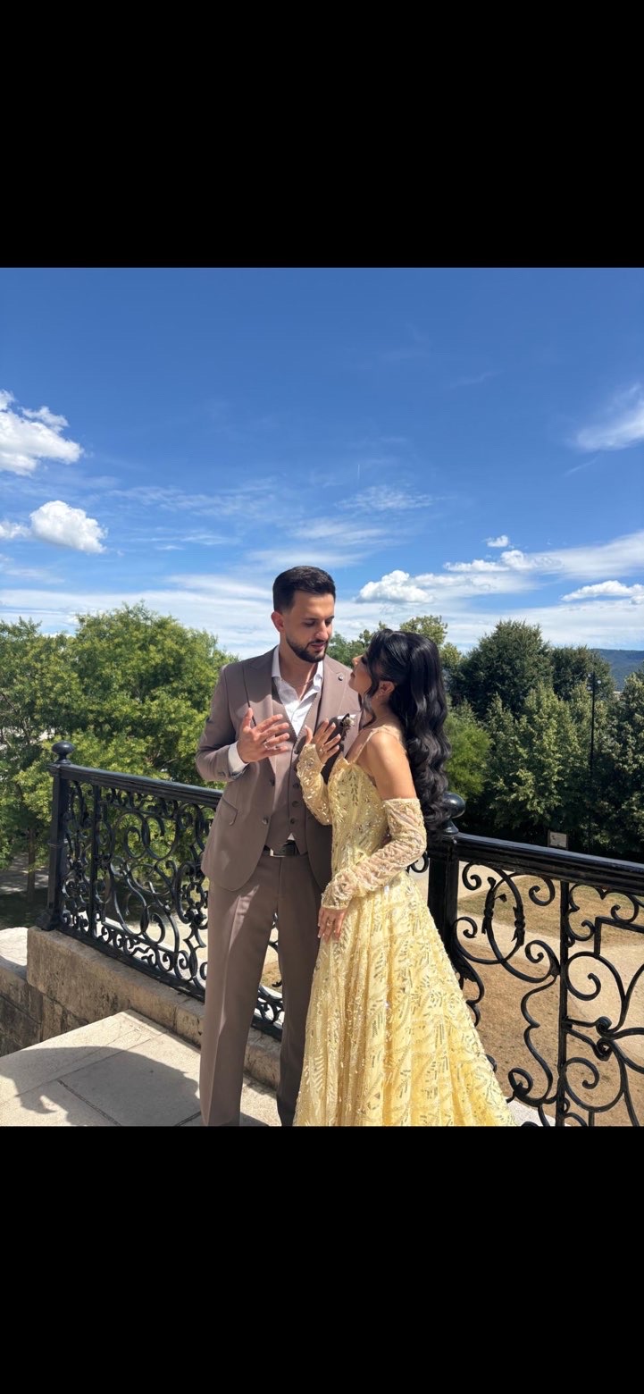 Mohammed und Simav auf einer Terrasse.